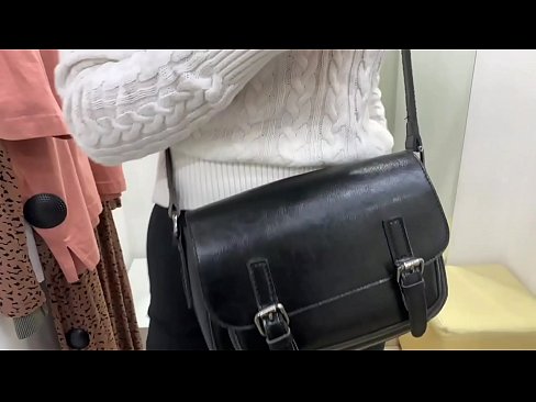 ❤️ Јавна мастурбација на младата кучка FeralBerry со дилдо во фитинг просторијата Супер порно на mk.niceporn-tv.ru ️❤